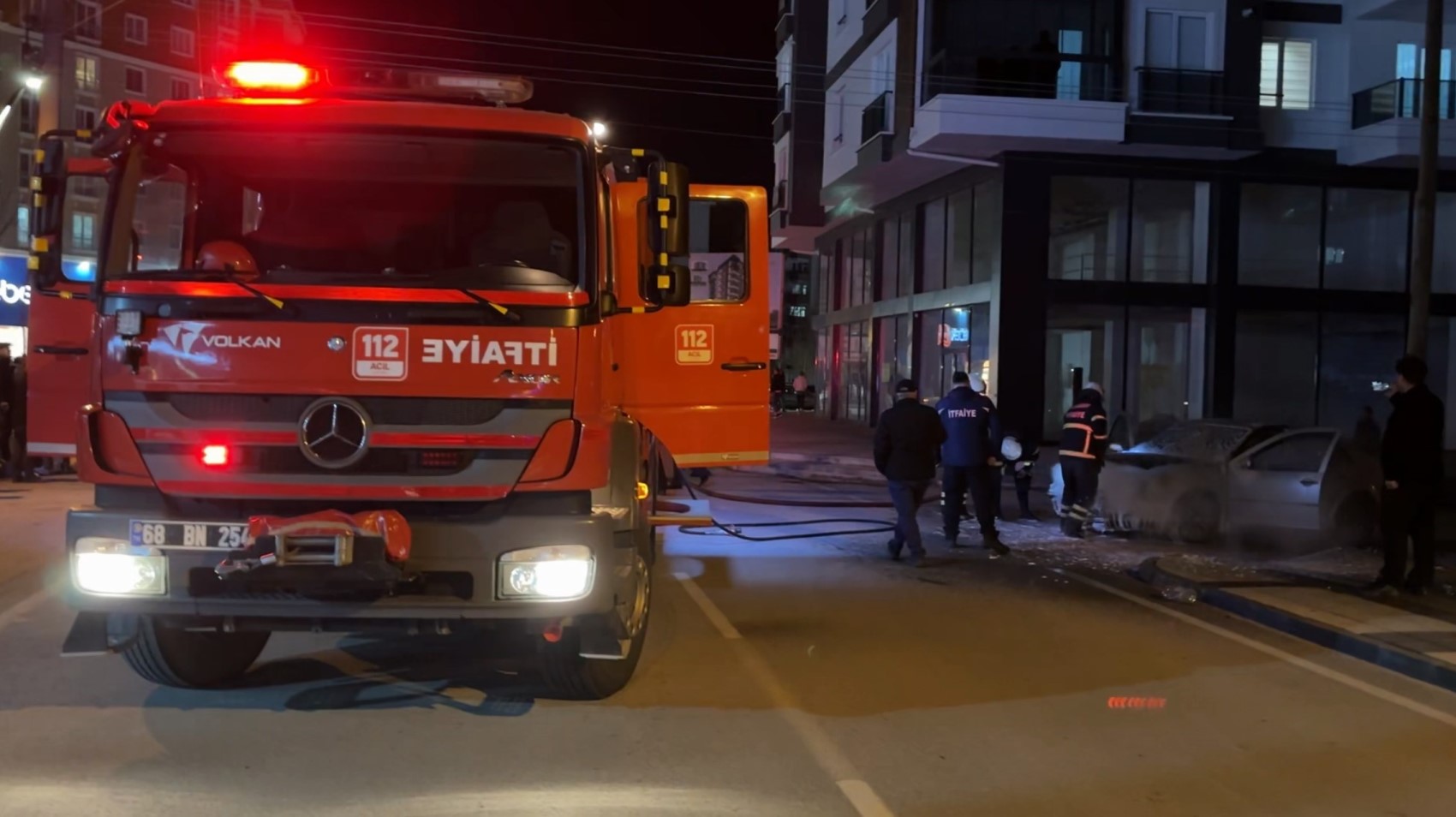 Alev alev yanan araca antifriz döküp söndürmeye çalıştı