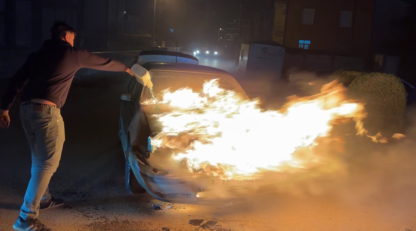 Alev alev yanan araca antifriz döküp söndürmeye çalıştı