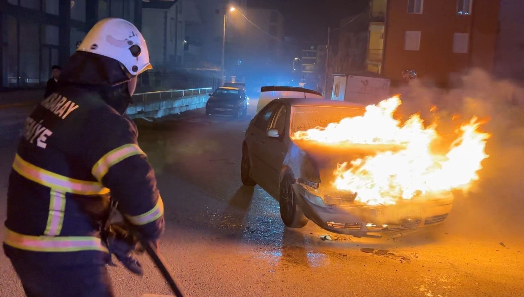 Alev alev yanan araca antifriz döküp söndürmeye çalıştı