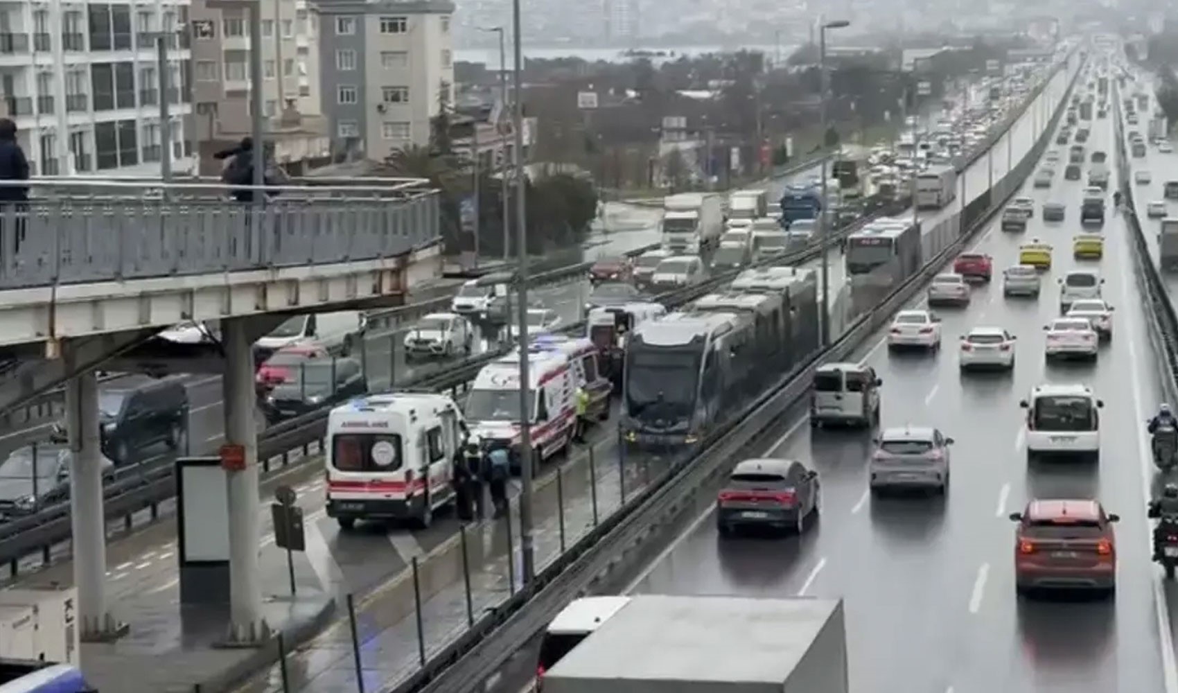 Avcılar’da 2 metrobüs çarpıştı: Yaralılar var