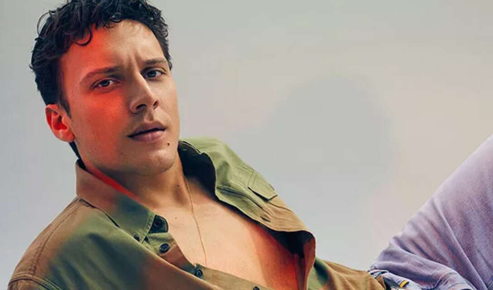 Edis havalimanında gözaltına alındı