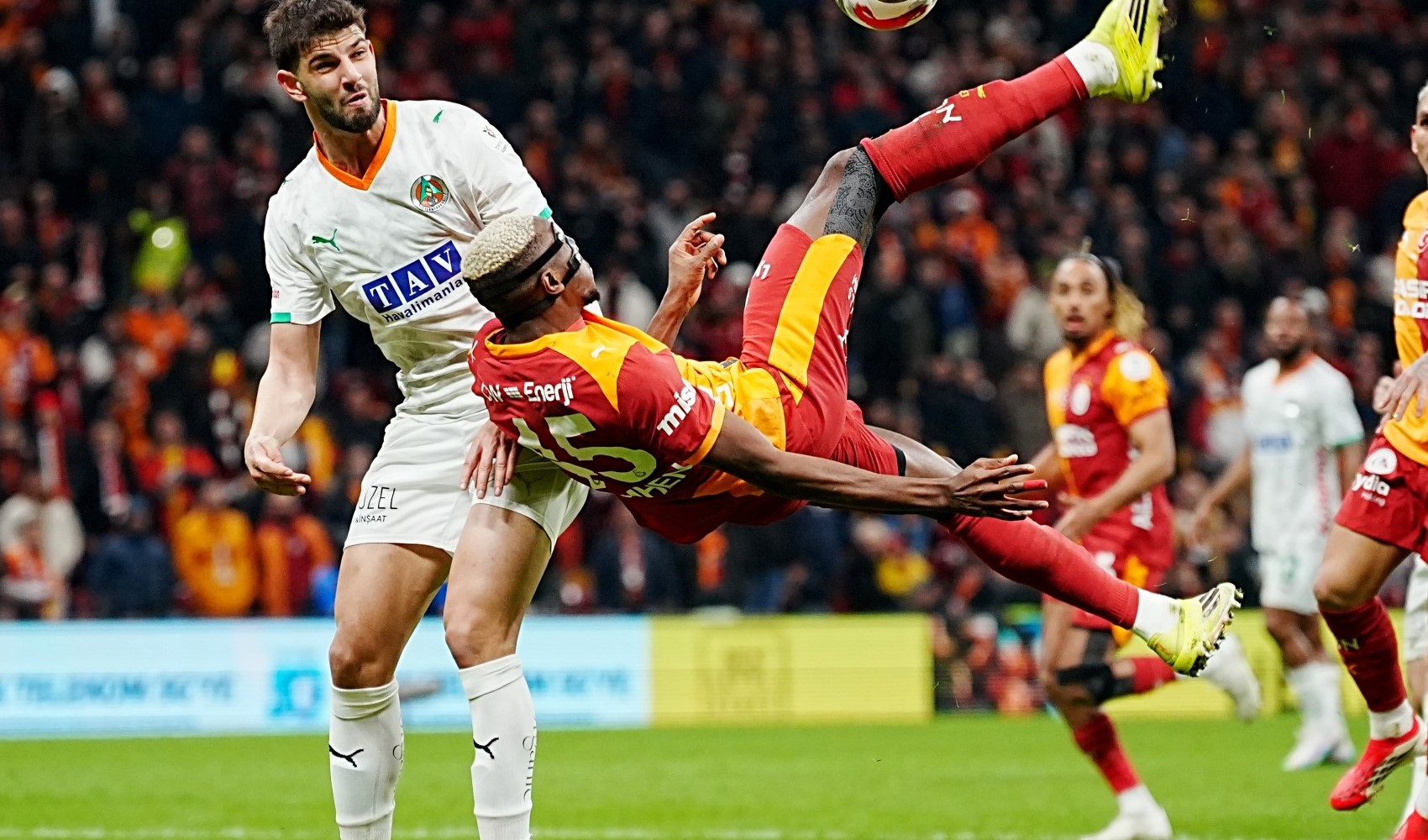Galatasaray'dan derbi öncesi 3 gollü galibiyet