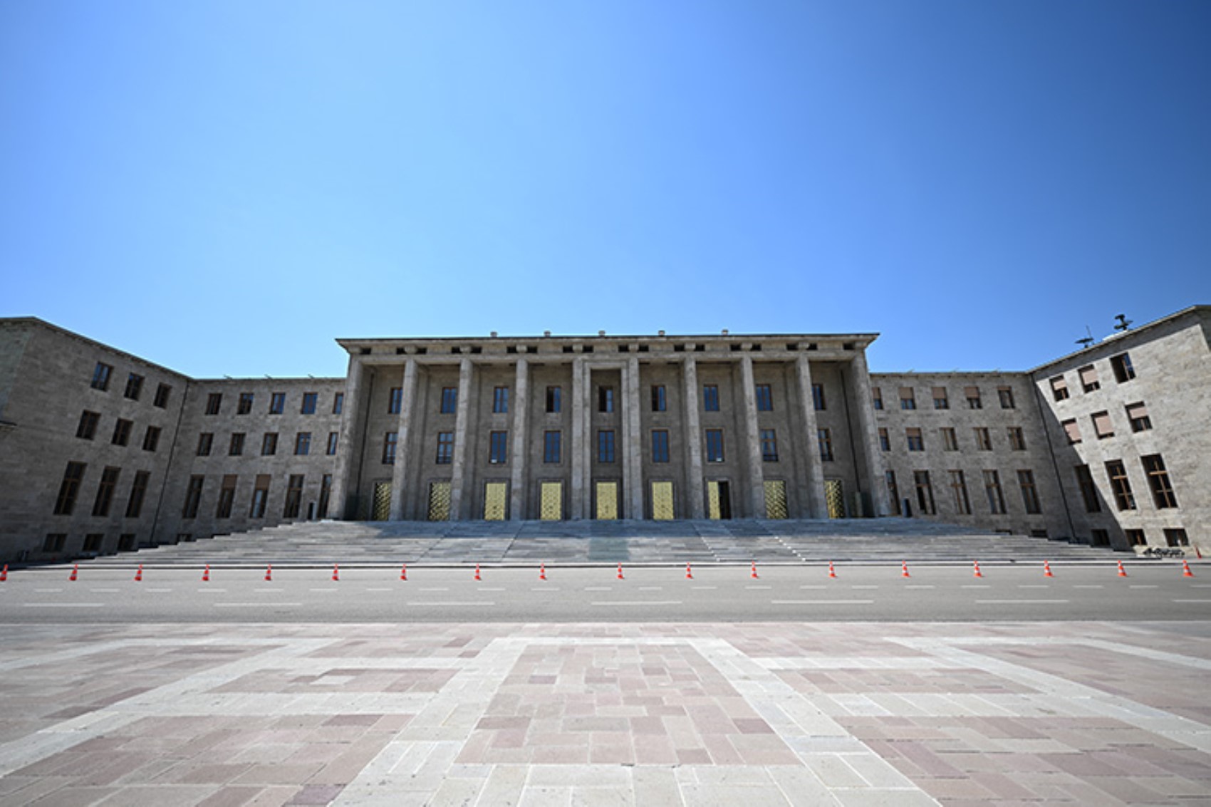 500 Bin TL yetmiyor diyen vekillerin ayrıcalıklar listesi: Servet değerinde saatler, sınırsız imkanlar...