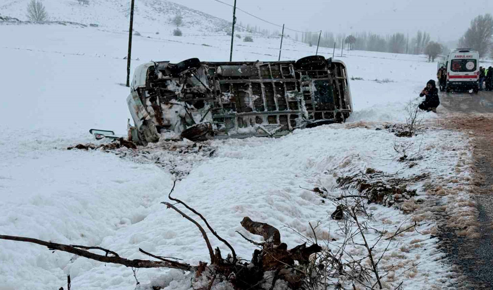 Sivas'ta öğrenci servisi şarampole devrildi! 14 yaralı