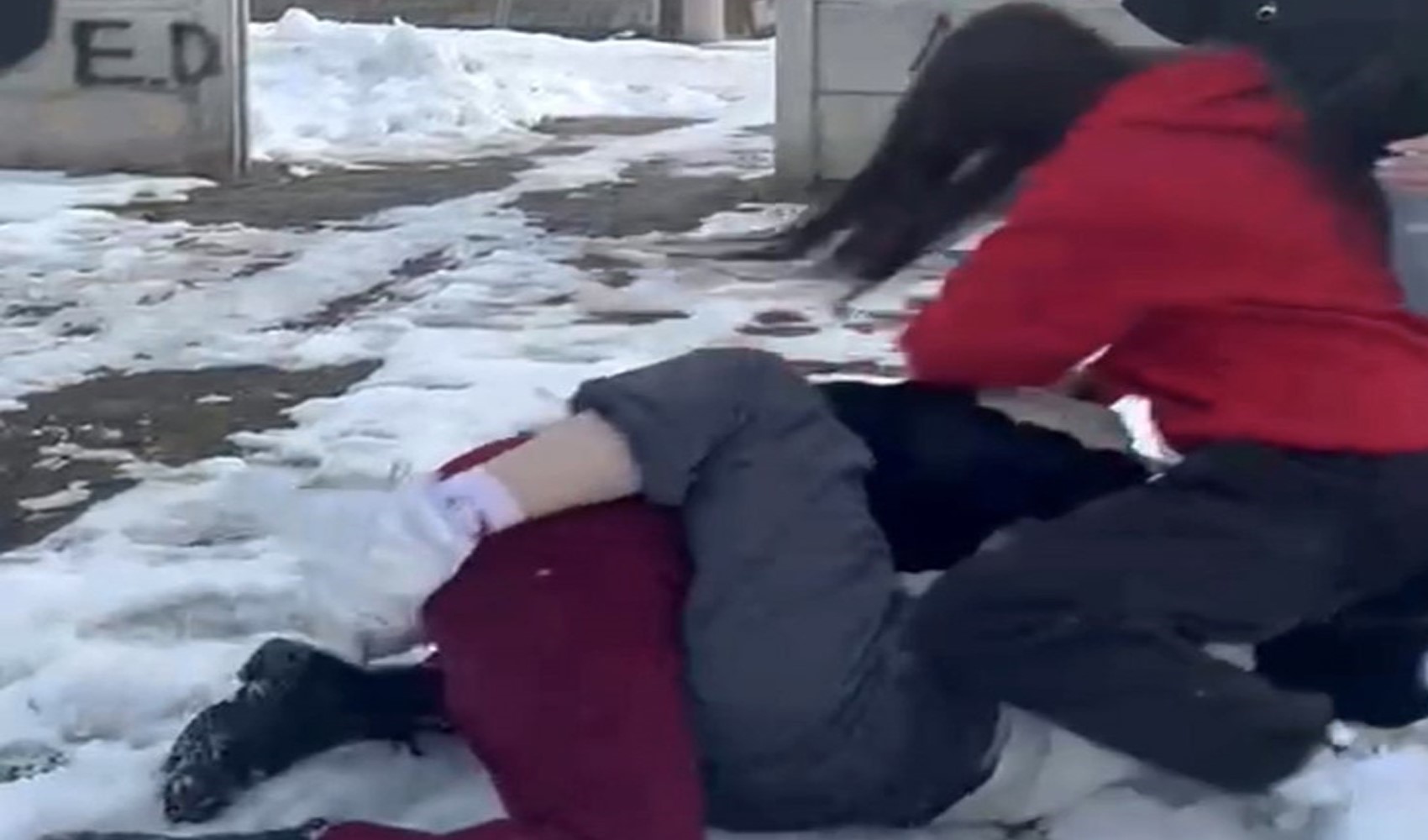 Ortaokul öğrencilerinin önünü kesip darp ettiler: Saçlarından sürüklediler