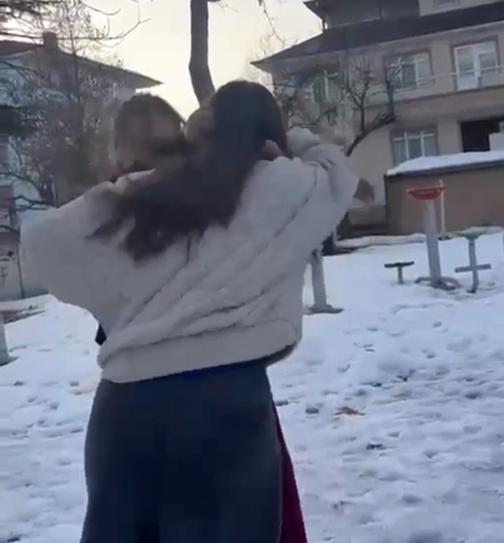 Ortaokul öğrencilerinin önünü kesip darp ettiler: Saçlarından sürüklediler