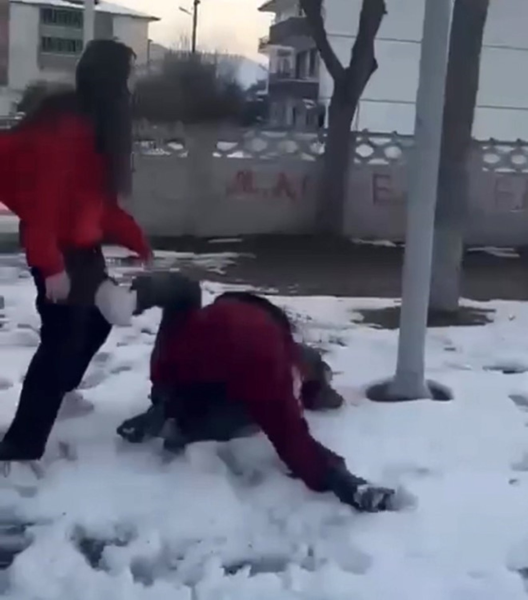 Ortaokul öğrencilerinin önünü kesip darp ettiler: Saçlarından sürüklediler