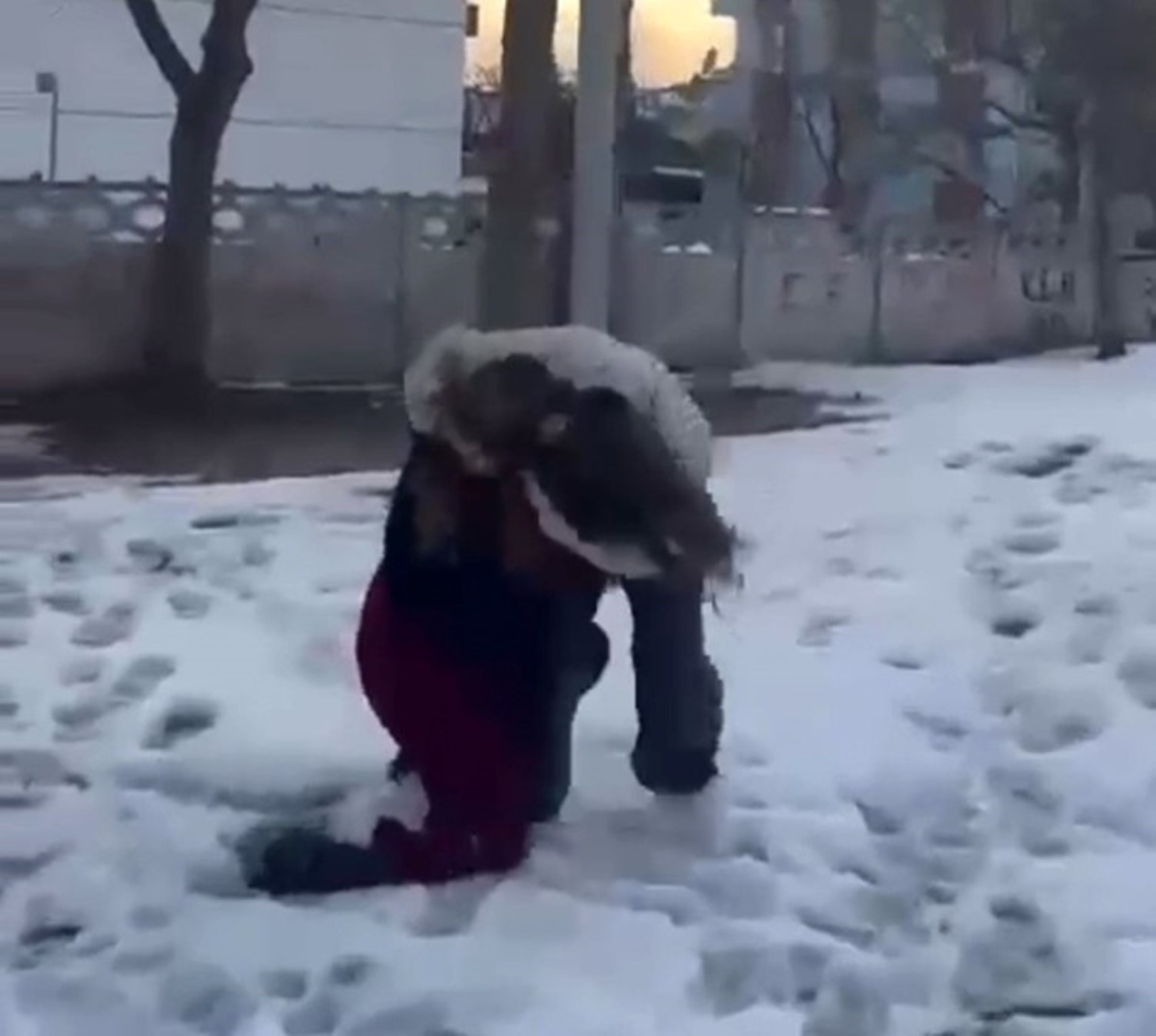 Ortaokul öğrencilerinin önünü kesip darp ettiler: Saçlarından sürüklediler