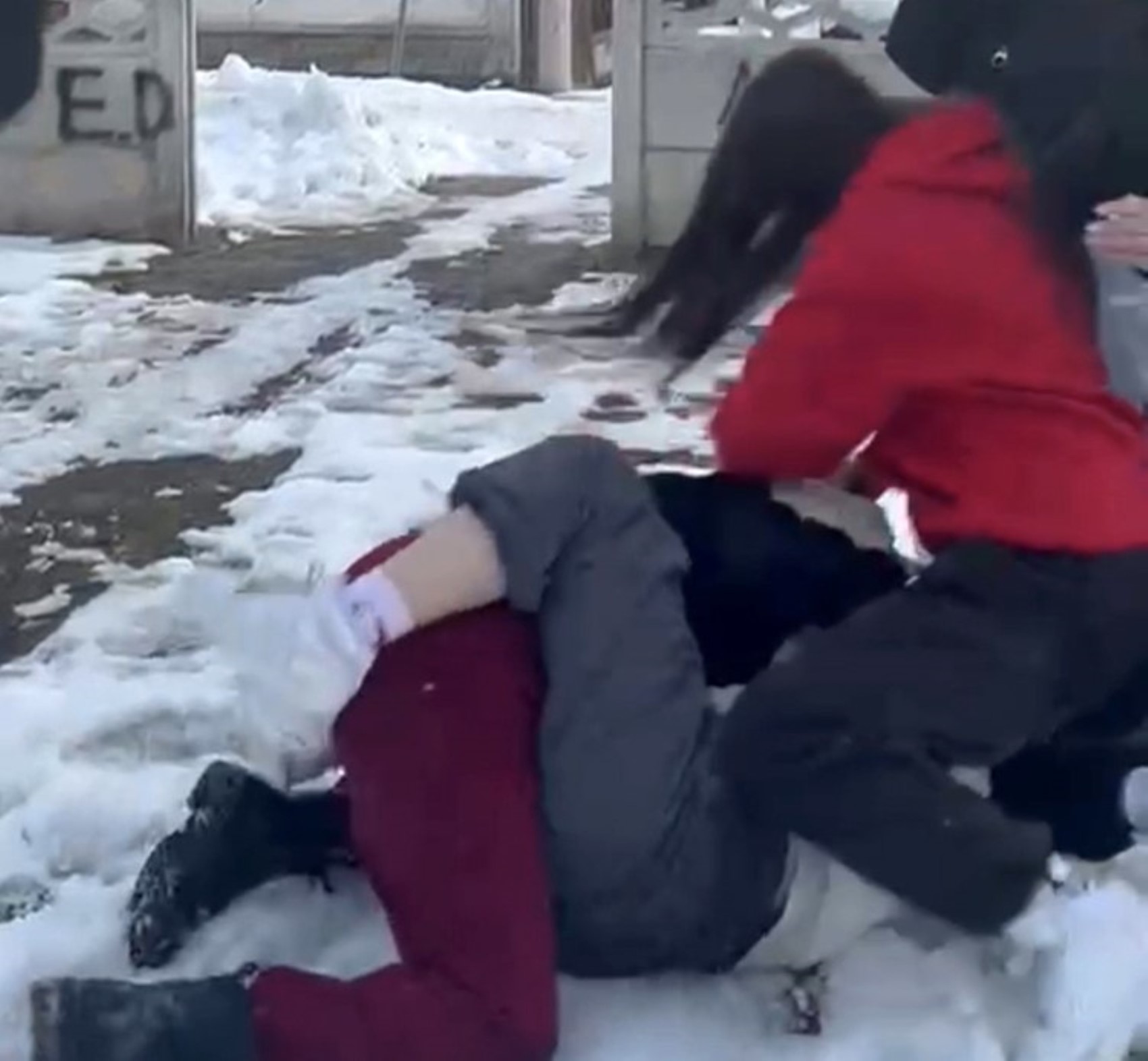 Ortaokul öğrencilerinin önünü kesip darp ettiler: Saçlarından sürüklediler