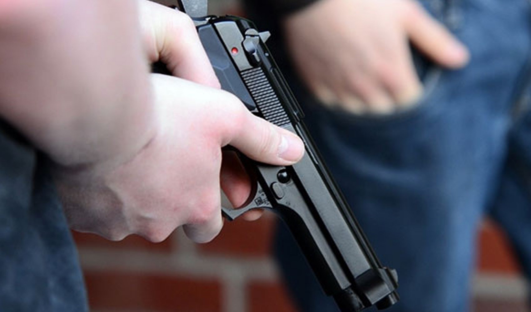 Uyuyan babalarını silahla öldüren 2 kız ve anne için hapis talebi