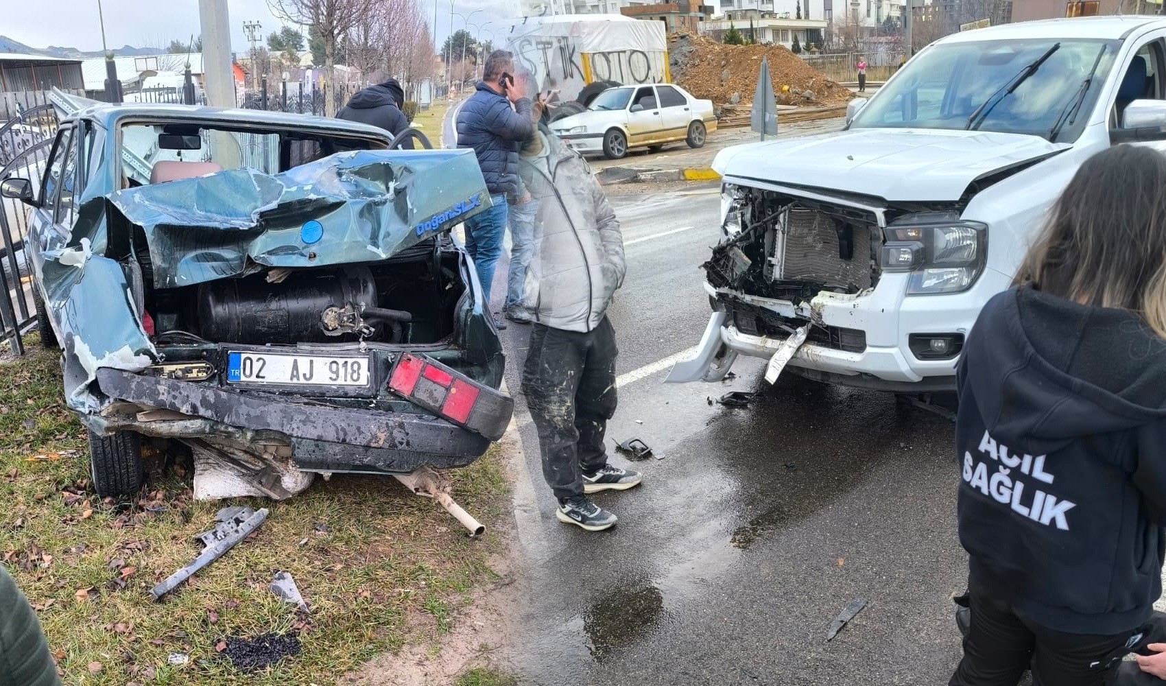 Yayaya yol vermek isterken çarpıştılar