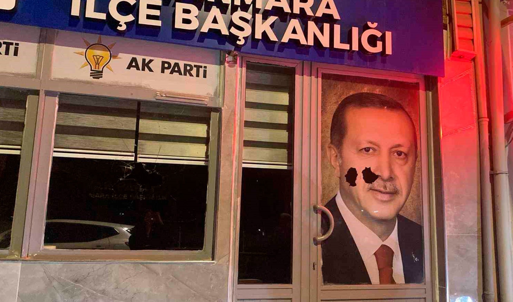 Balıkesir'de AKP'nin ilçe binasına taşlı saldırı