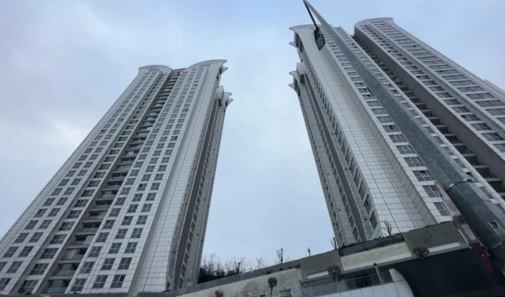 İstanbul Sarıyer'de şüpheli ölüm: 12 yaşındaki çocuk 30.kattan düşerek hayatını kaybetti