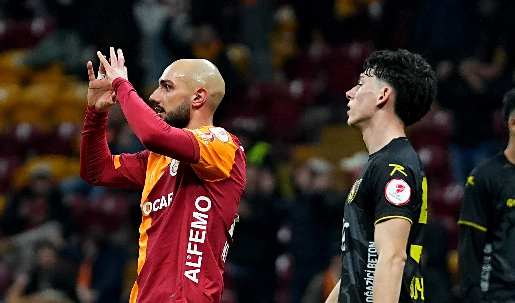 Galatasaray-İstanbulspor maçında Ahmed Kutucu ile İsa Doğan kafa kafaya çarpıştı