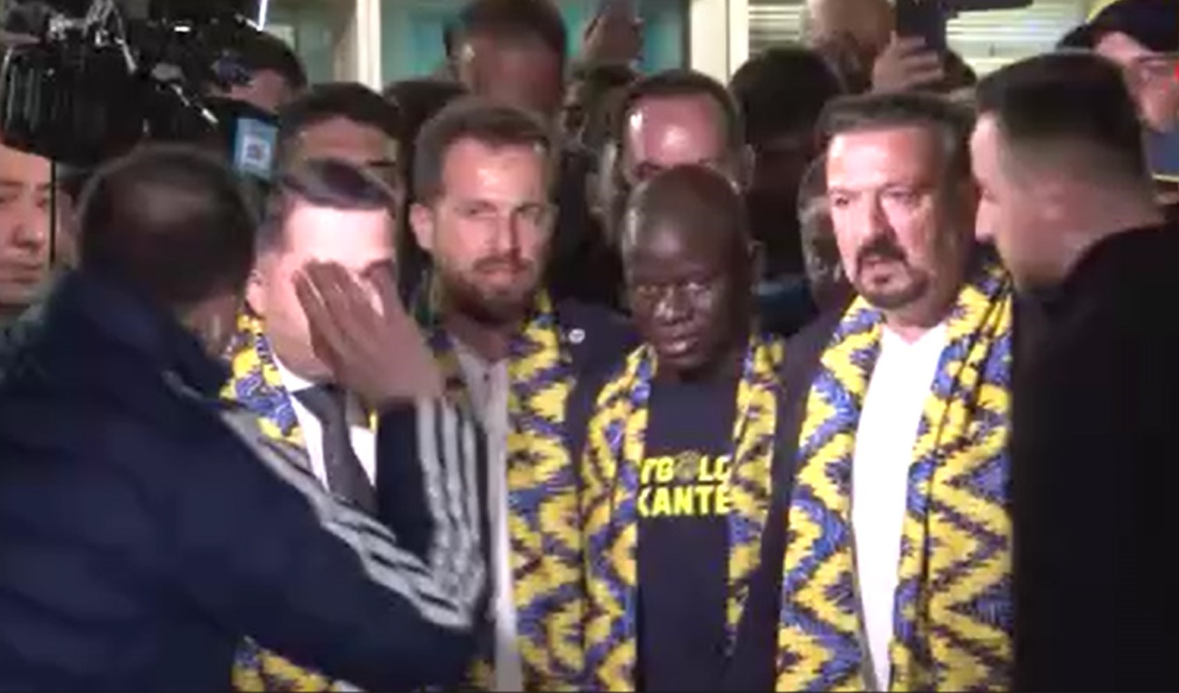 Fenerbahçe taraftarı yeni transferi N'Golo Kante'yi karşıladı