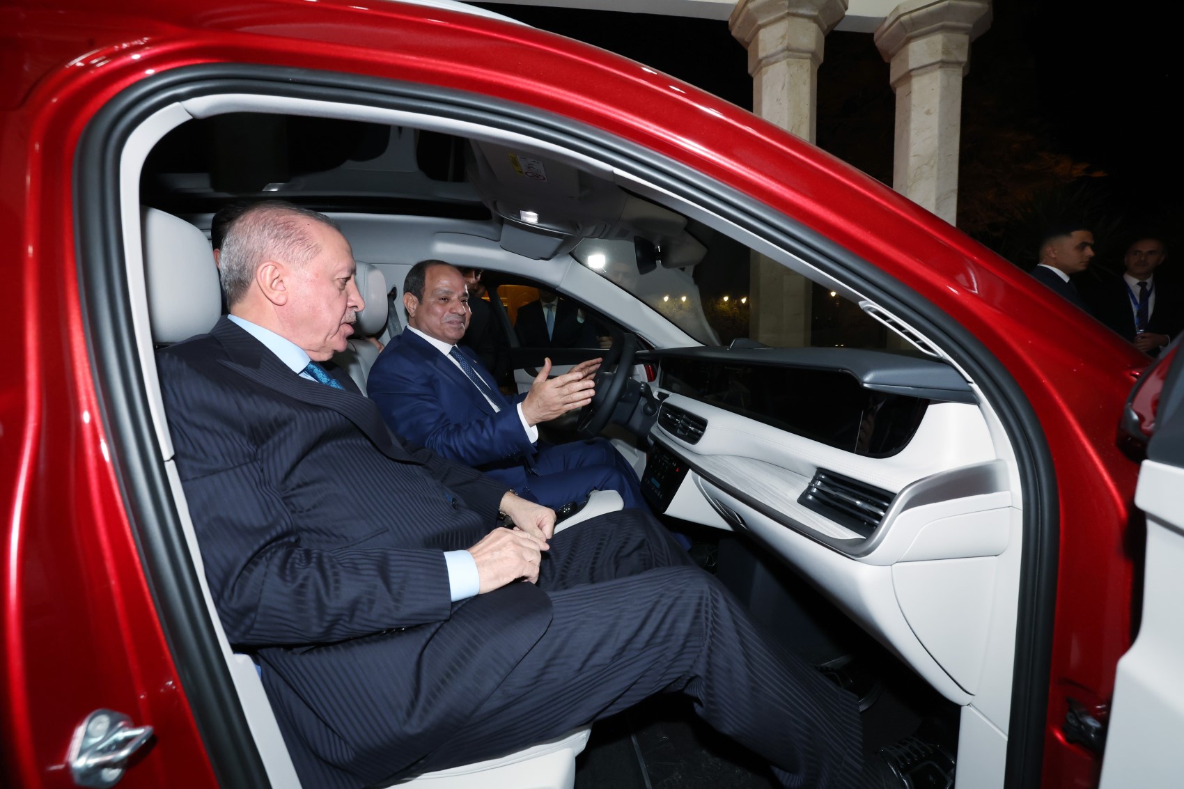 Cumhurbaşkanı Recep Tayyip Erdoğan ve Mısır Cumhurbaşkanı Abdülfettah es-Sisi kırmızı bir araç içinde görülüyor.