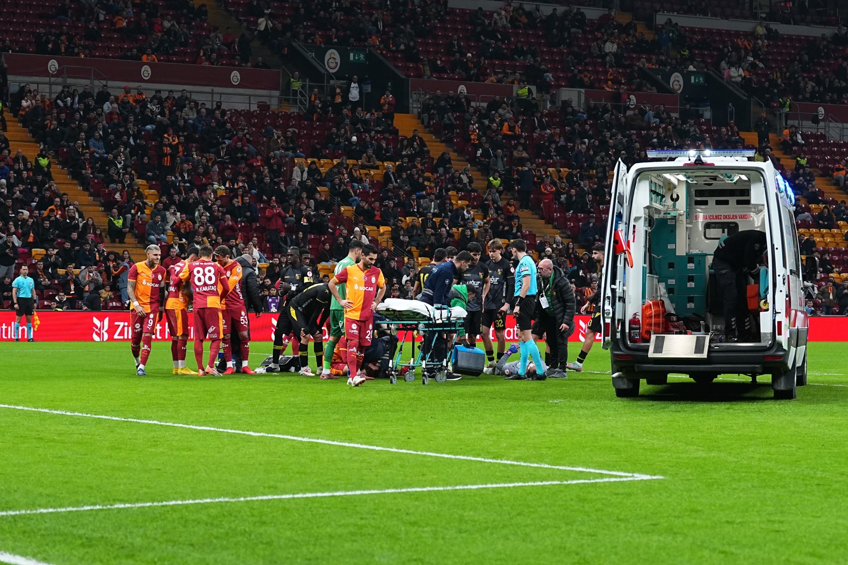 Yürekler ağza geldi: Barış Alper Yılmaz'dan dili boğazına kaçan Ahmed Kutucu'ya hayati müdahale!