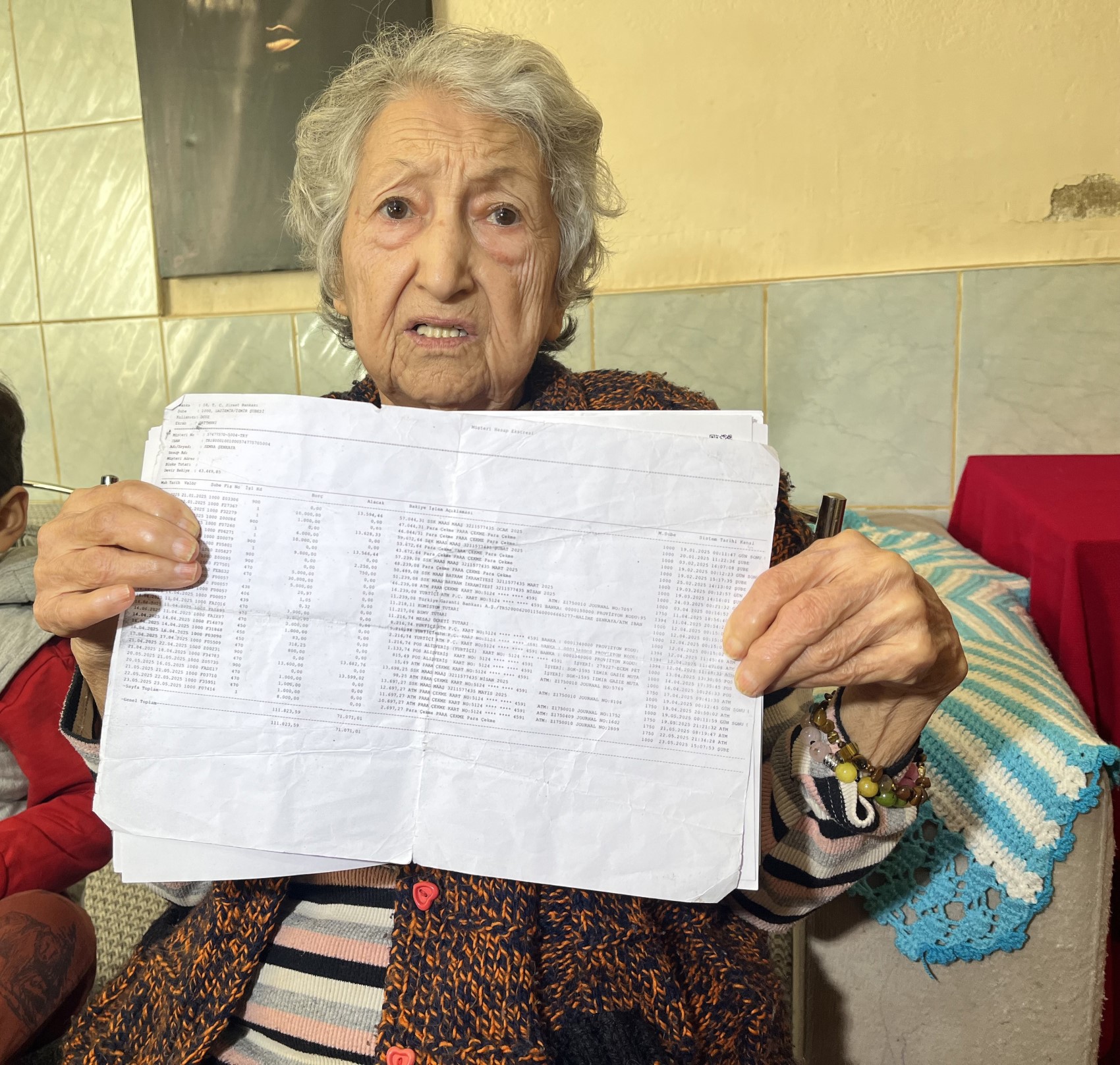 İzmir’de 85 yaşındaki anneannesini dolandırdığı iddia edilen torun ve suç ortağı tutuklandı