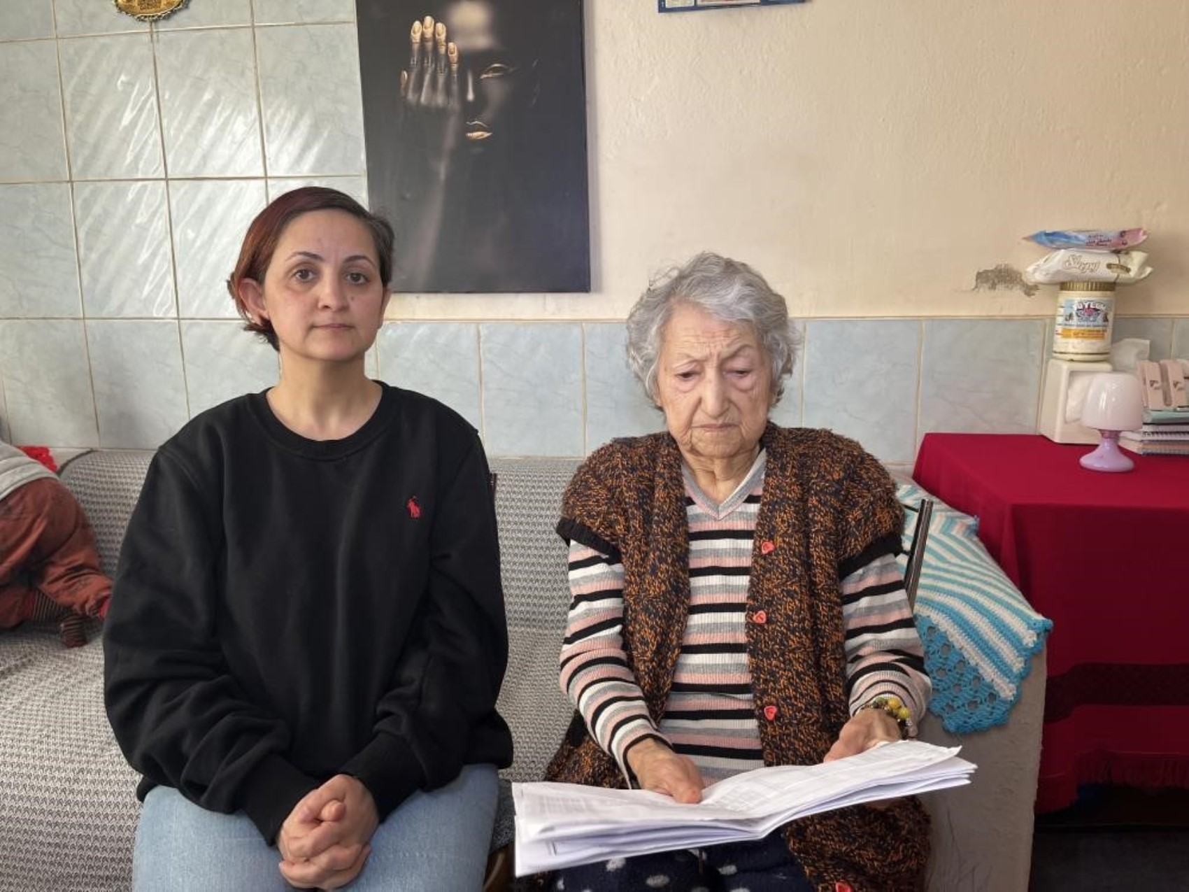 İzmir’de 85 yaşındaki anneannesini dolandırdığı iddia edilen torun ve suç ortağı tutuklandı