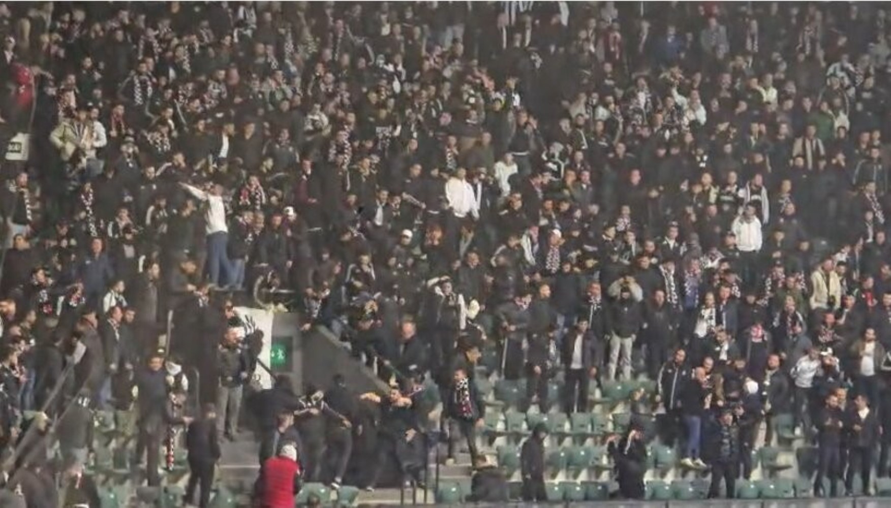 Beşiktaş tribünü karıştı, 15 taraftara adli işlem yapıldı: Taraftar koltukları fırlattı