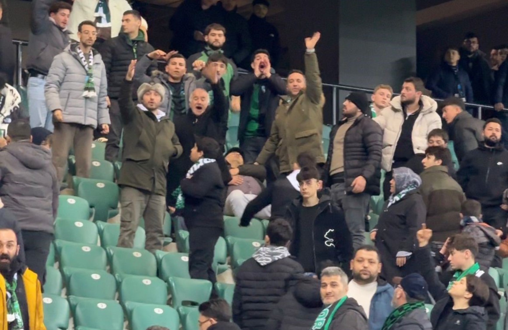 Beşiktaş tribünü karıştı, 15 taraftara adli işlem yapıldı: Taraftar koltukları fırlattı