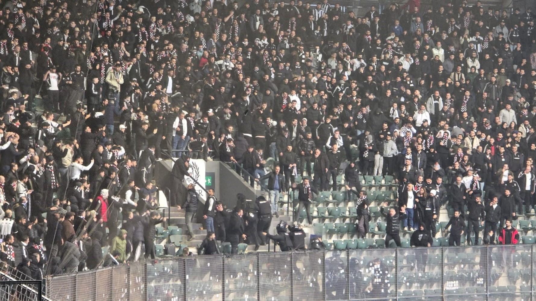 Beşiktaş tribünü karıştı, 15 taraftara adli işlem yapıldı: Taraftar koltukları fırlattı