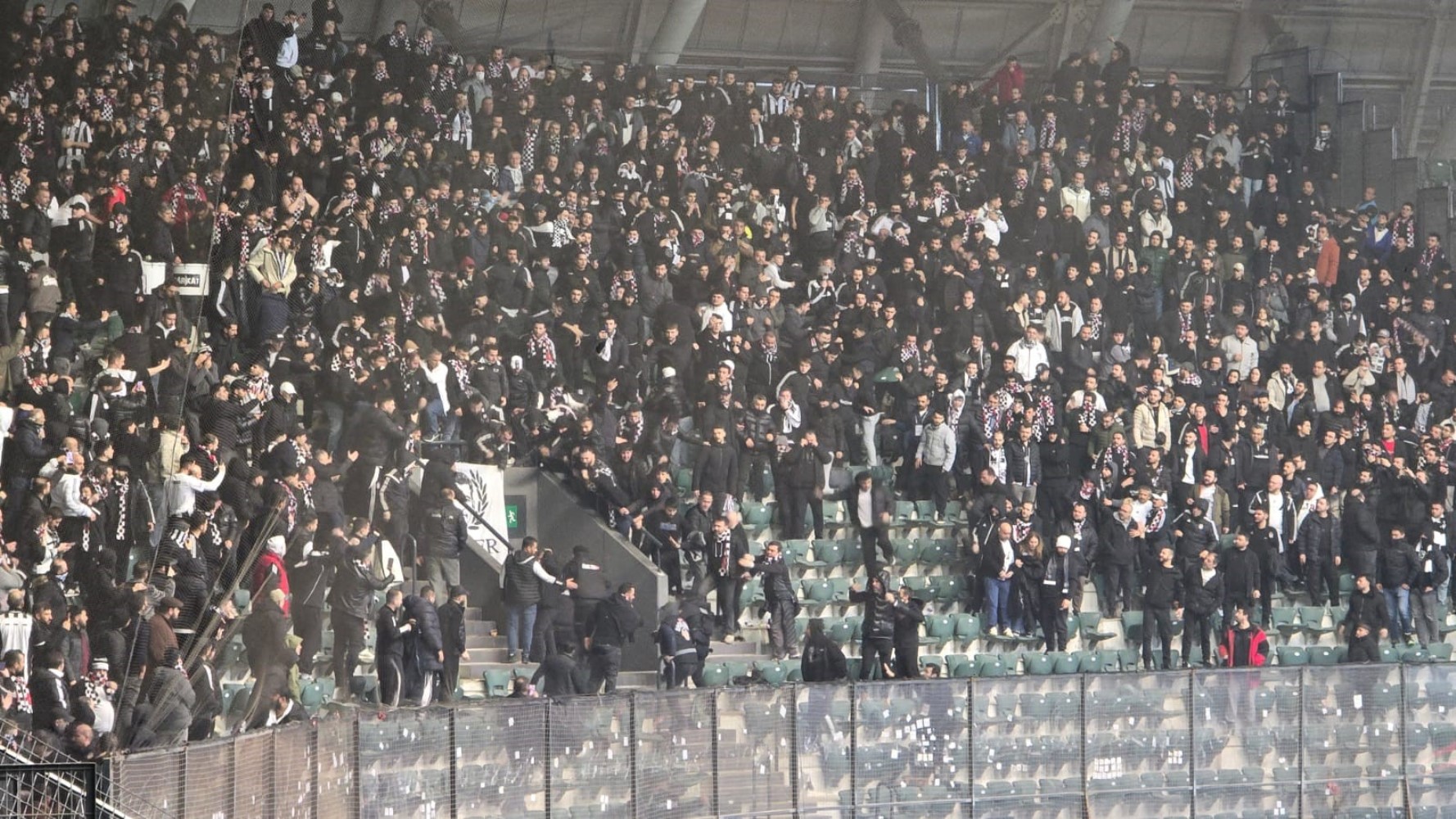 Beşiktaş tribünü karıştı, 15 taraftara adli işlem yapıldı: Taraftar koltukları fırlattı