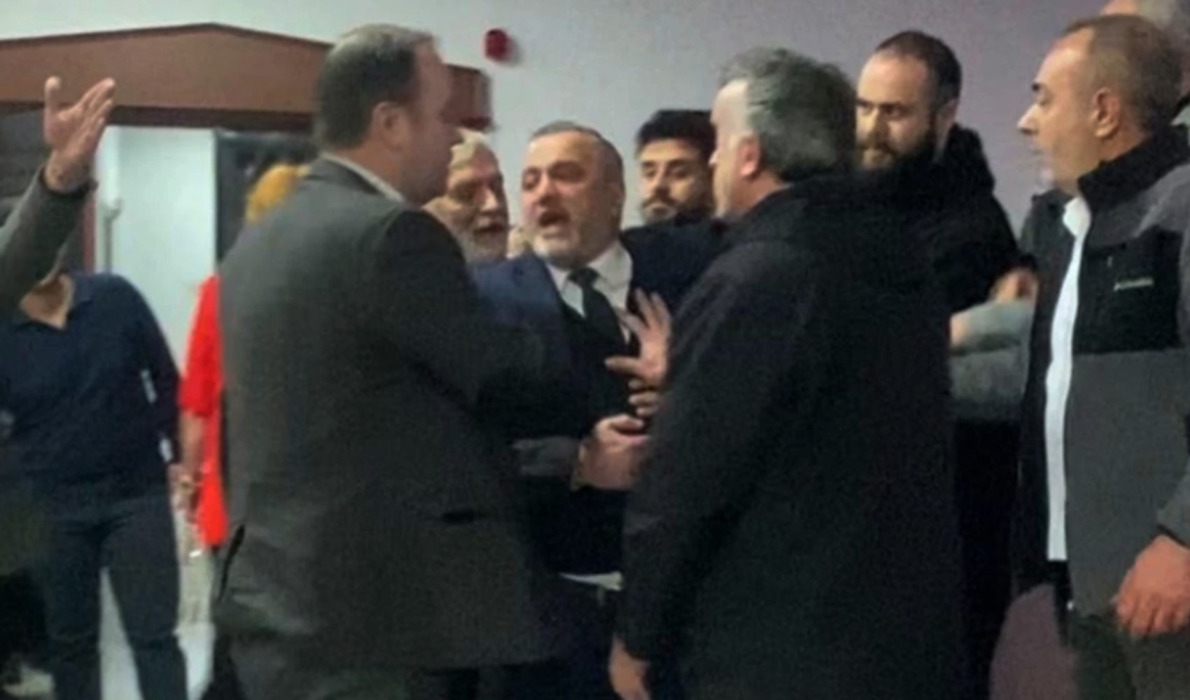 Deprem bölgesinden görüntüler AKP'lileri rahatsız etti