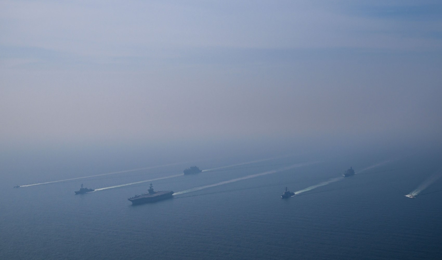 ABD ordusu, Umman Denizi’ndeki uçak gemisi grubunun fotoğraflarını paylaştı