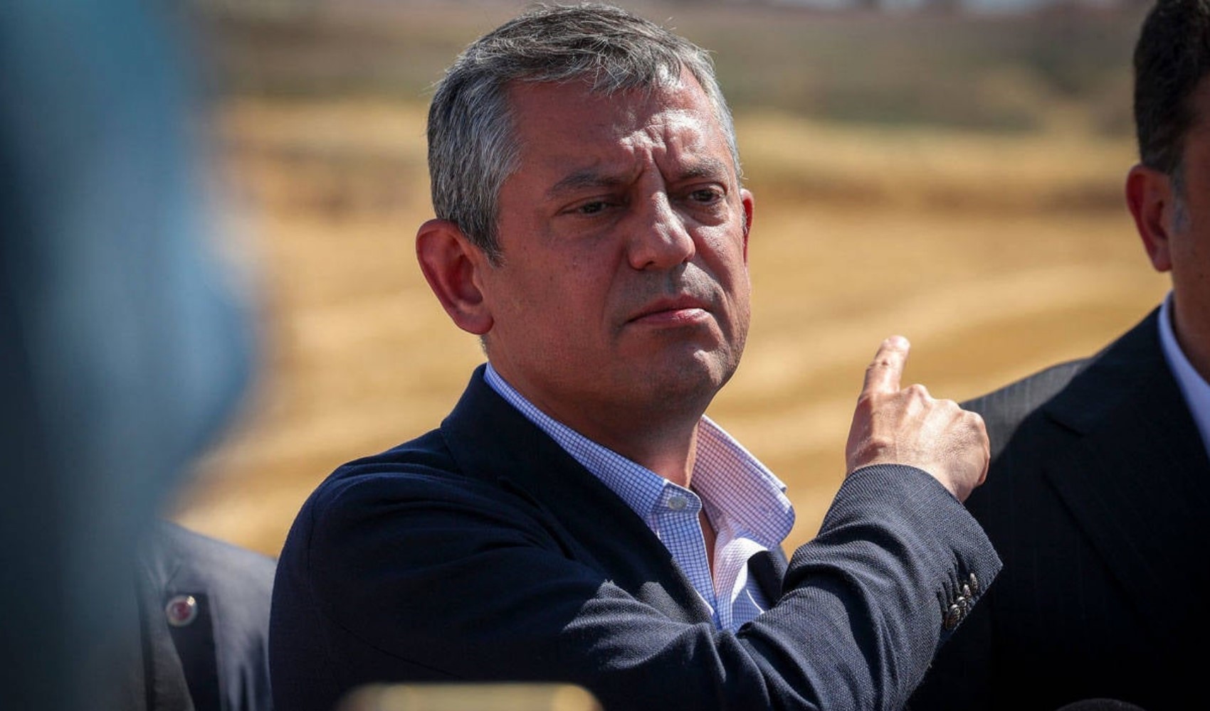 Özgür Özel'den Erdoğan'a vergi hatırlatması: Yurttaş deprem konutlarını ödedi, senetleri yırtıp at