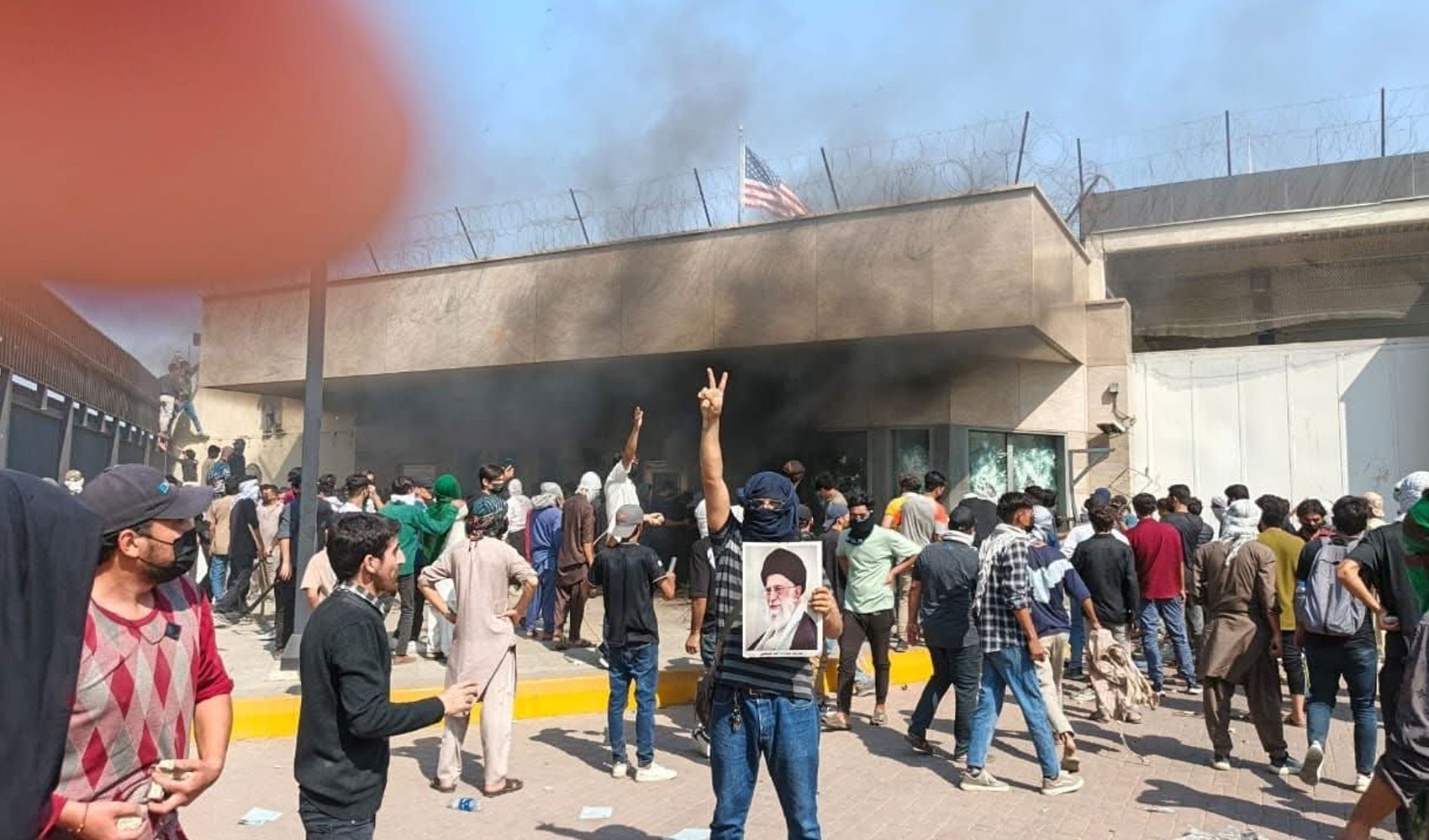 Pakistan'da ABD Konsolosluğu önünde toplananlara müdahale!