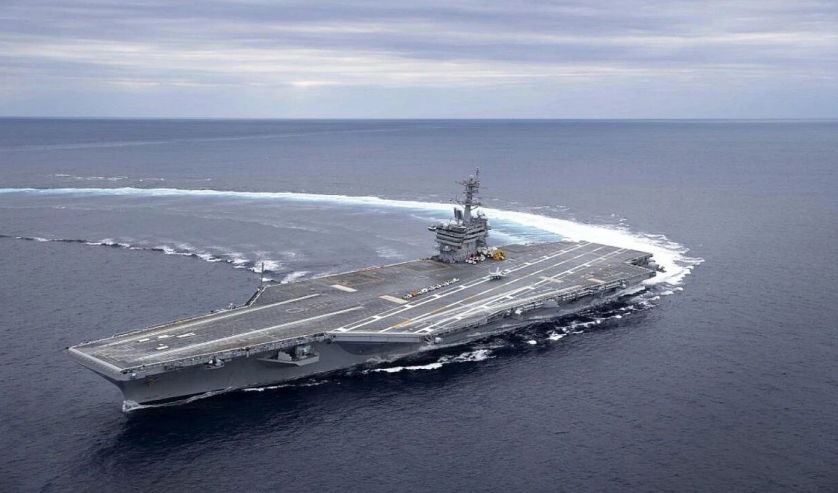 İran’dan ABD uçak gemisine füze saldırısı