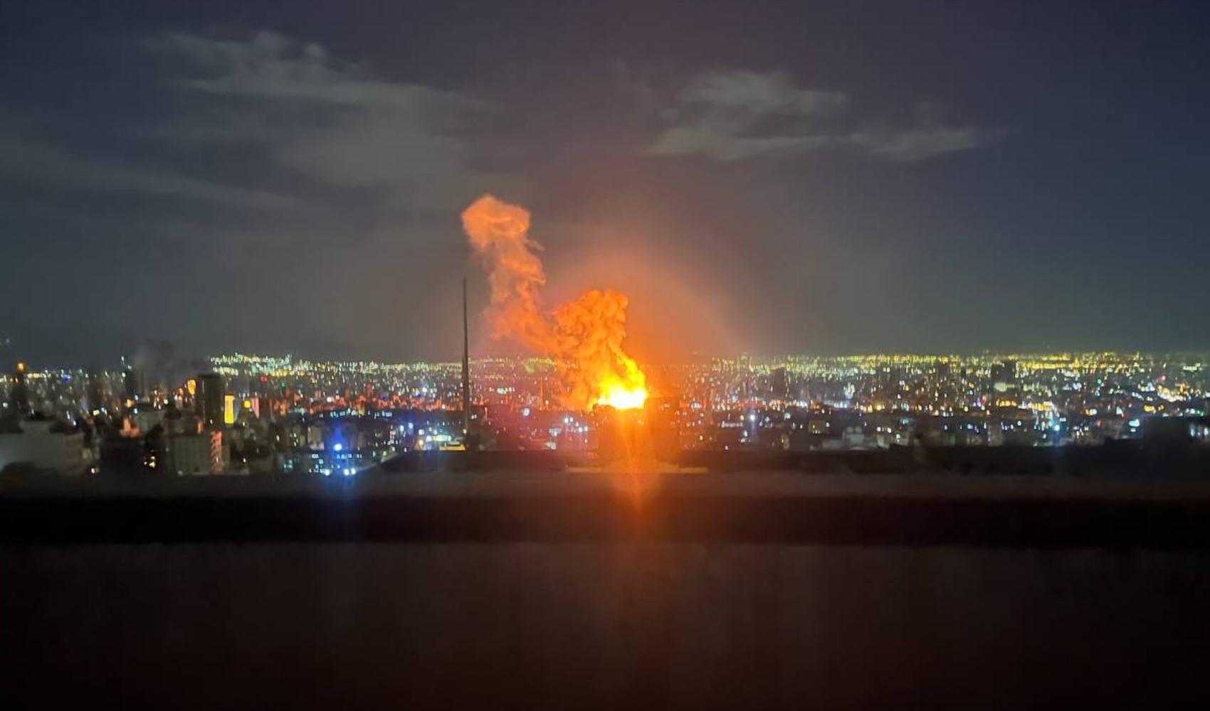 İsrail bu kez de Tahran'daki devlet televizyonu merkezini hedef aldı