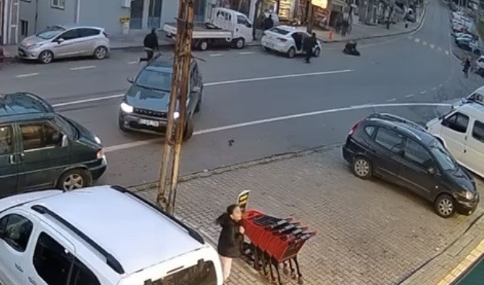 Otomobilin çarptığı genç kadın metrelerce savruldu