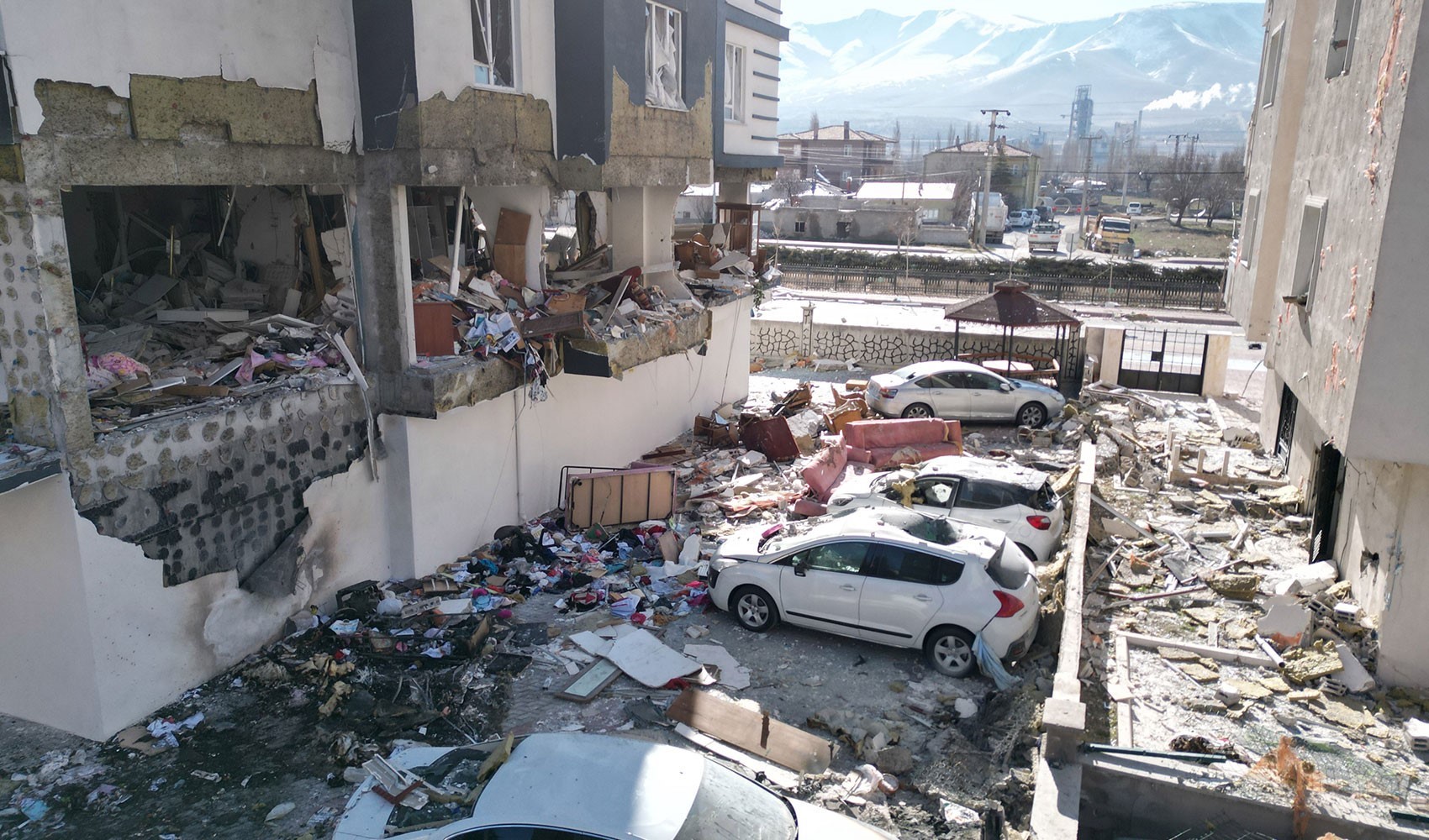 Niğde’deki doğal gaz patlamasının boyutu gün ağarınca ortaya çıktı: Bina tedbir amaçlı boşaltıldı