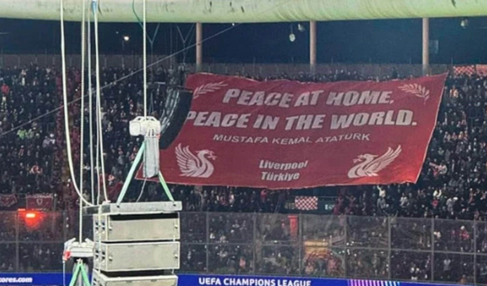 Liverpool taraftarları Atatürk pankartı açtı