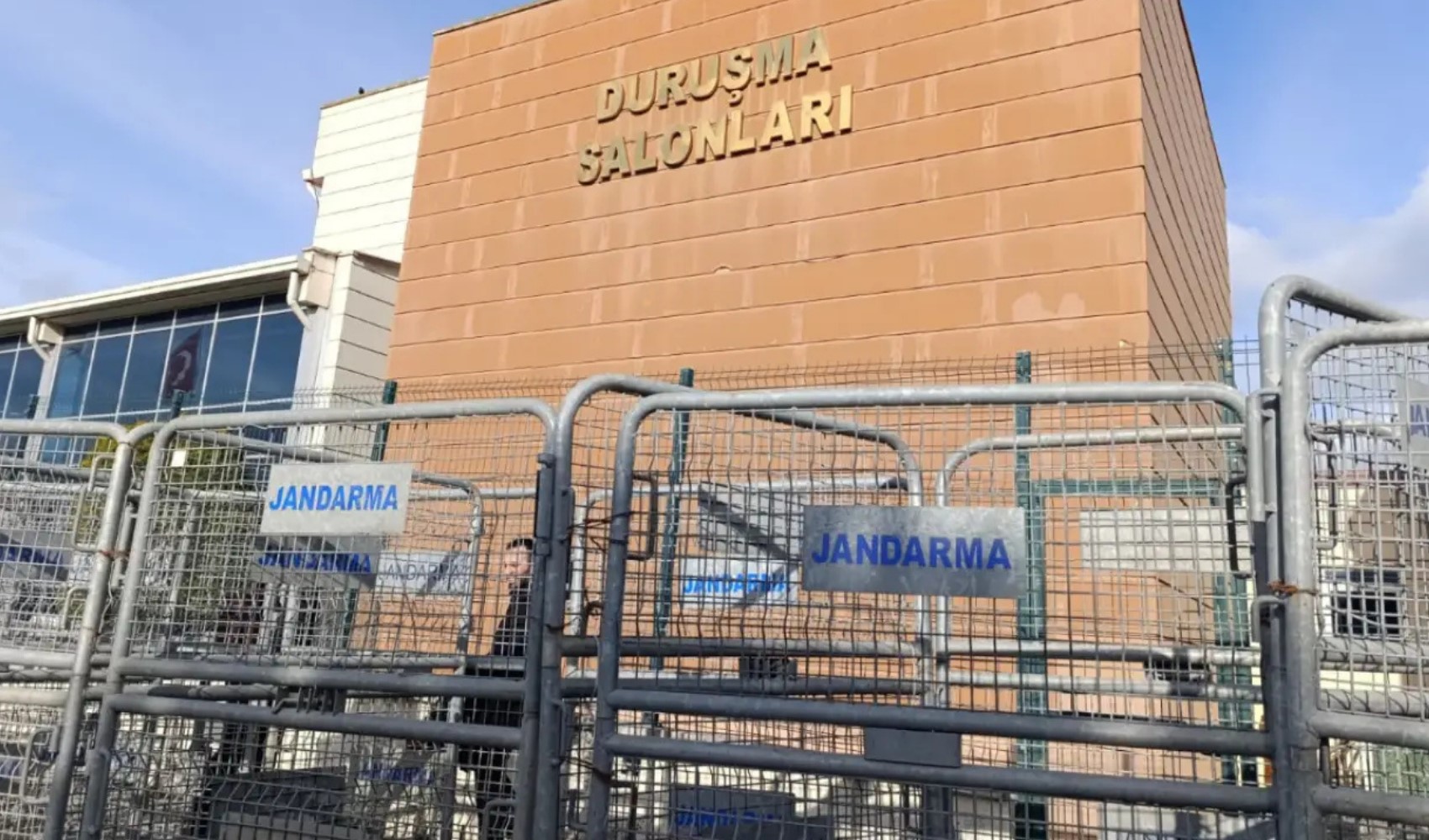 Duruşma salonları binası ve jandarma bariyerleri