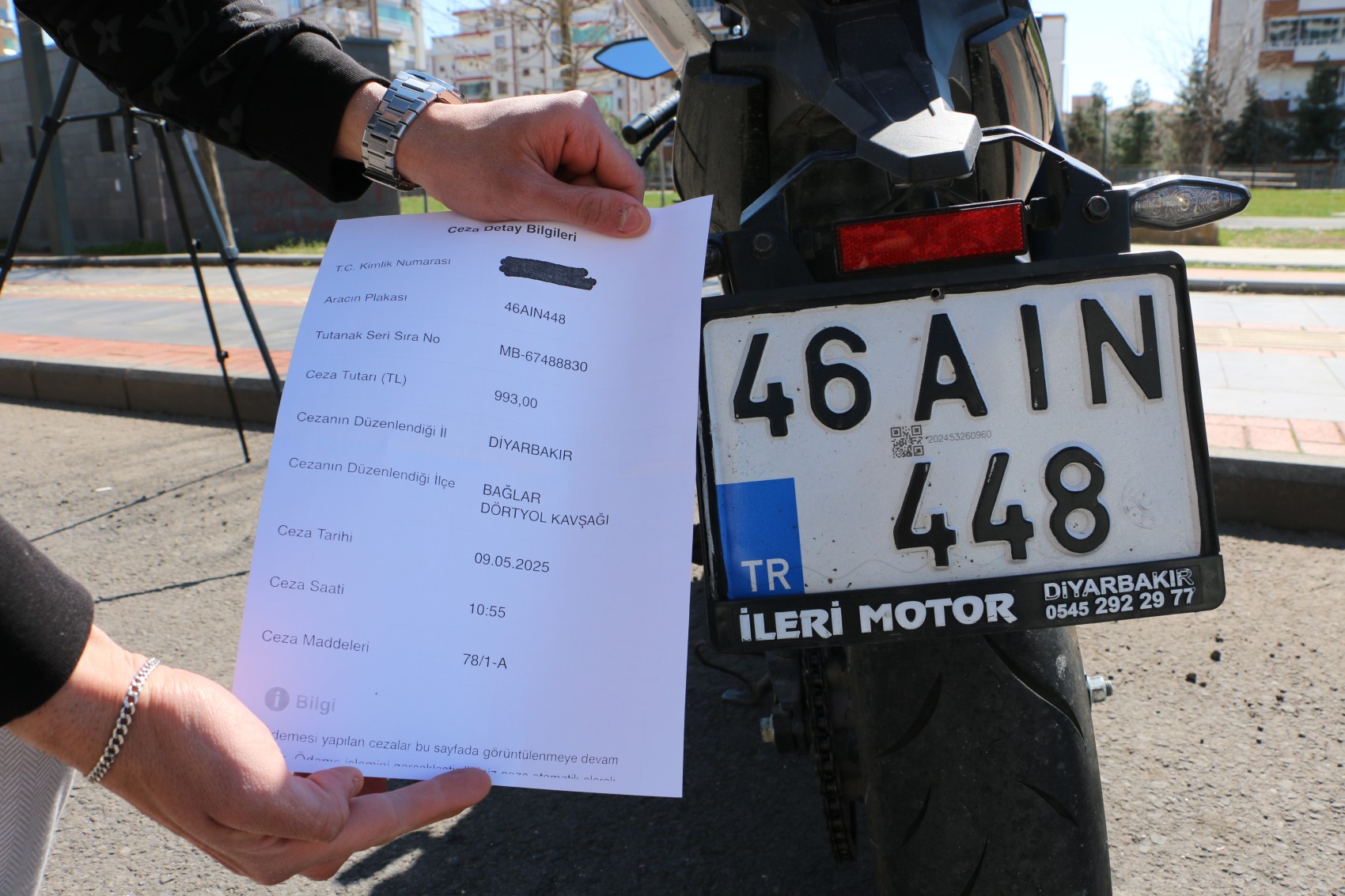 Motosiklet sürücüsüne 'emniyet kemeri' cezası kestiler: Şaşırmamak elde değil