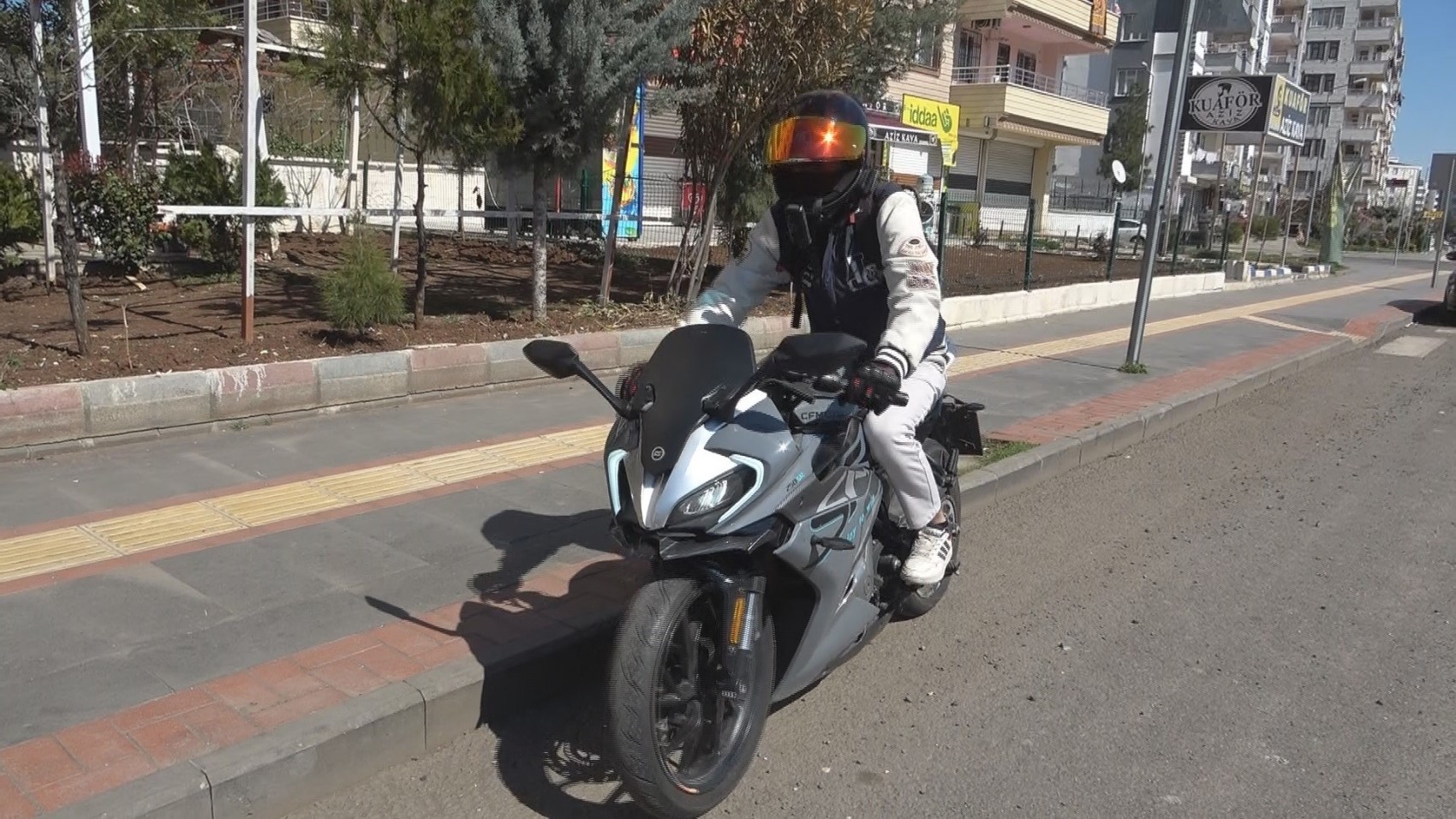 Motosiklet sürücüsüne 'emniyet kemeri' cezası kestiler: Şaşırmamak elde değil