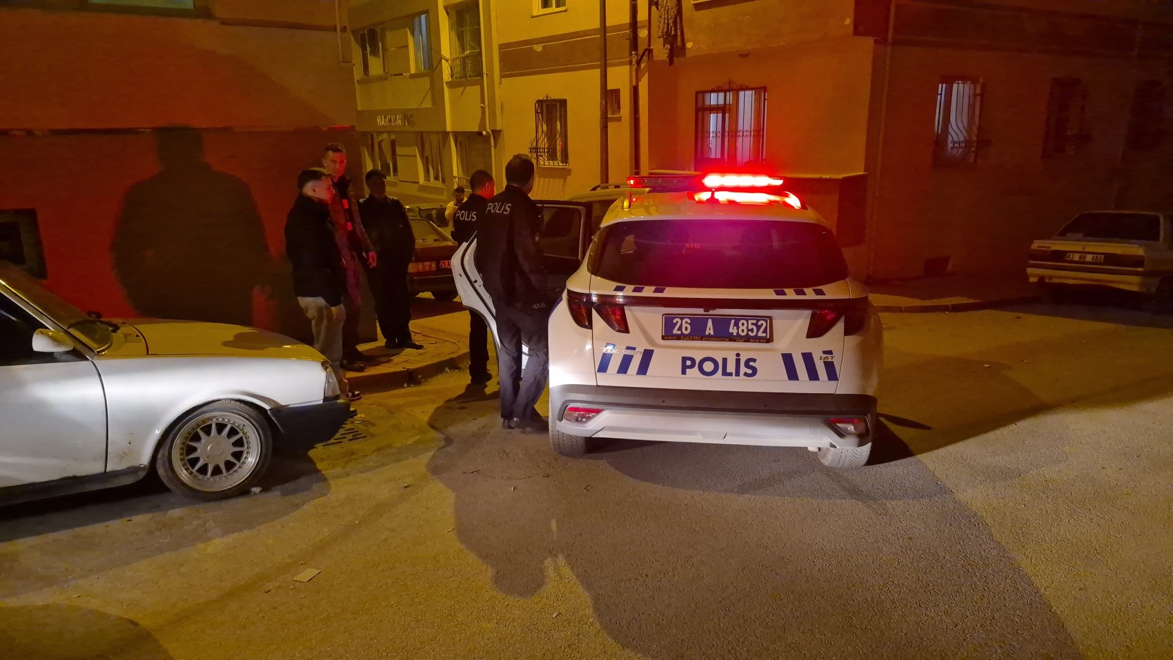 Sevgilisinden ayrılan genç sokak ortasında aracını parçaladı