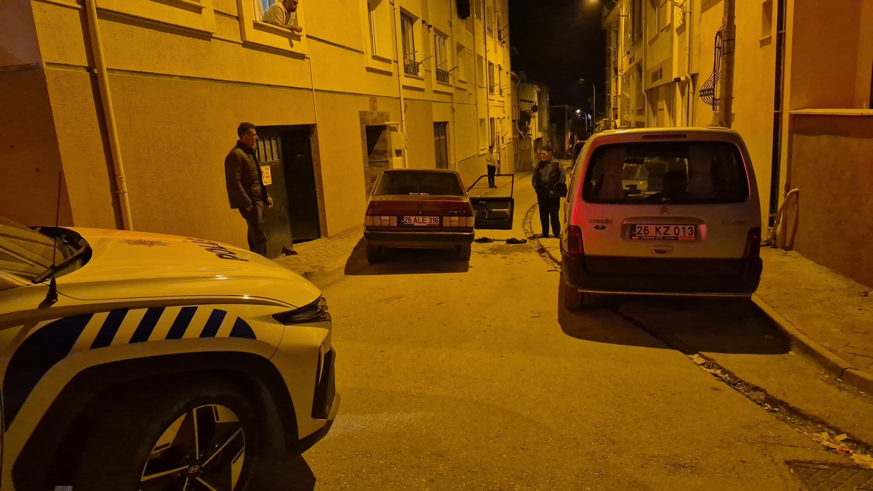 Sevgilisinden ayrılan genç sokak ortasında aracını parçaladı