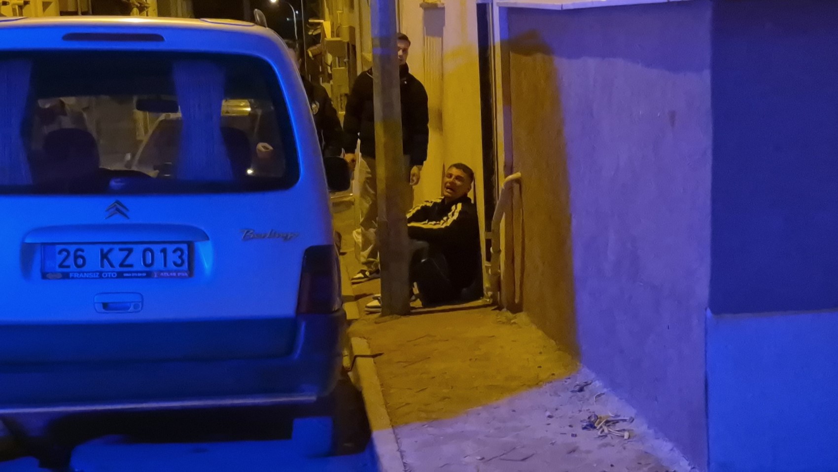 Sevgilisinden ayrılan genç sokak ortasında aracını parçaladı