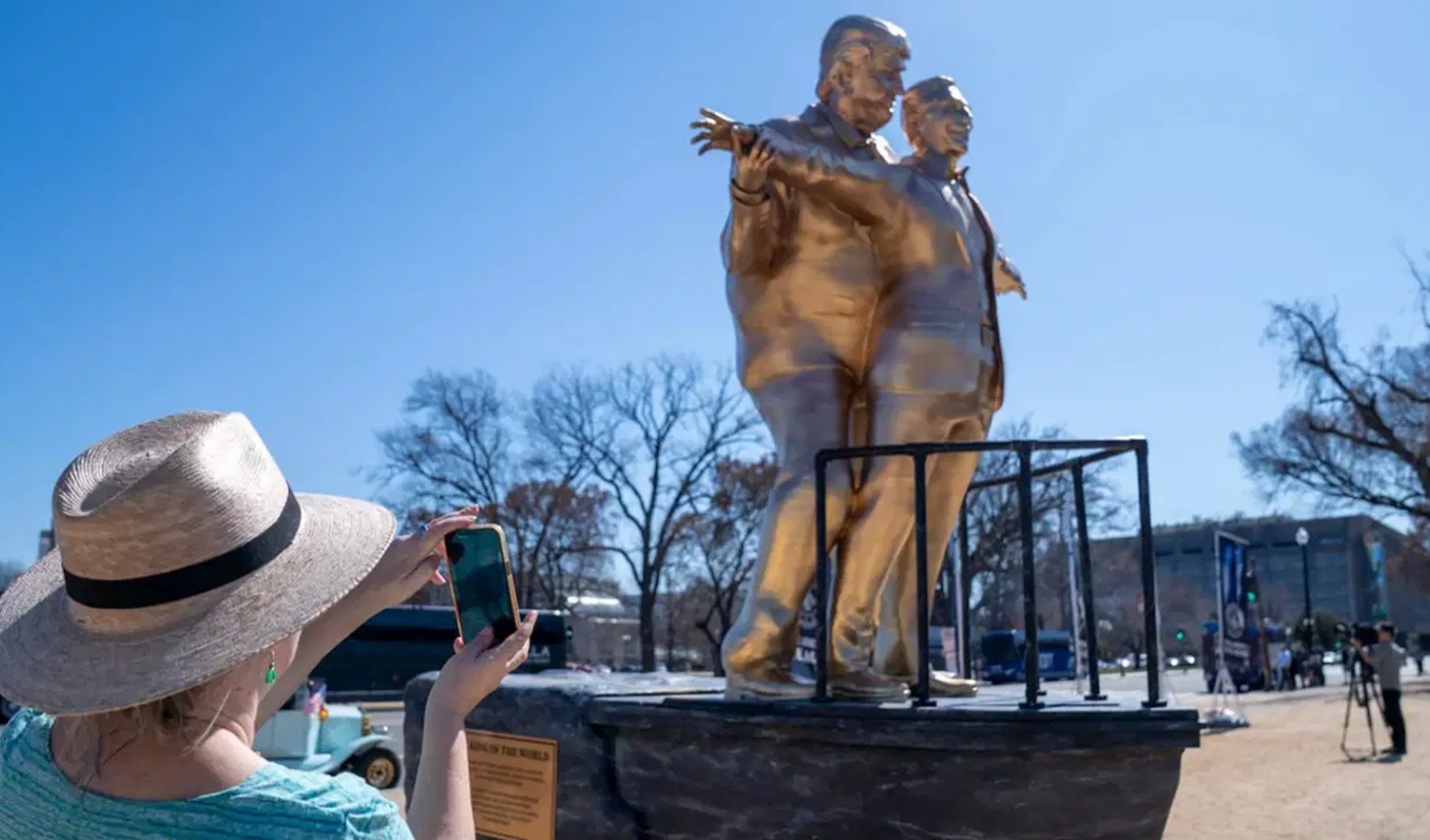 Trump ve Epstein’in heykeli Washington’da sergilendi