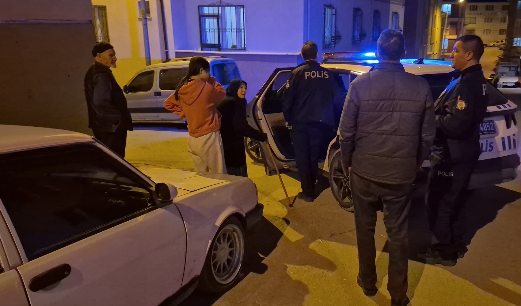 Sevgilisinden ayrılan genç sokak ortasında aracını parçaladı