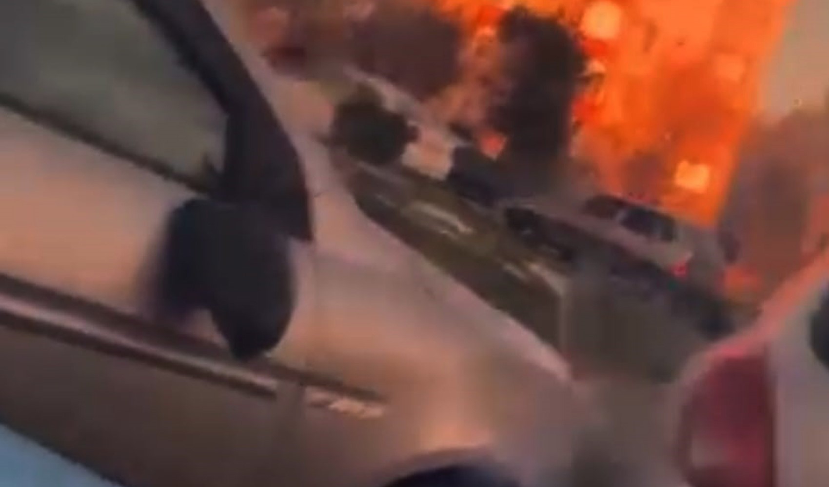 Kaza sonrası çocukların çığlıklarına rağmen kavga ettiler