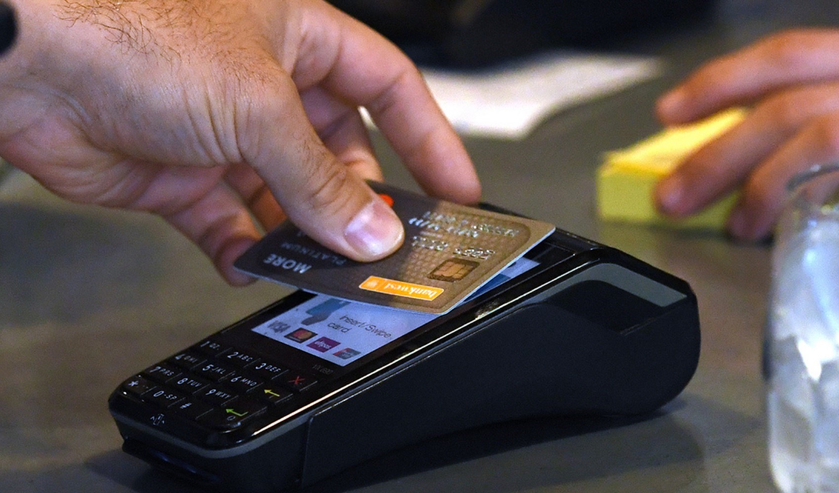 Karttan ödeme yapmayana ek vergi geliyor