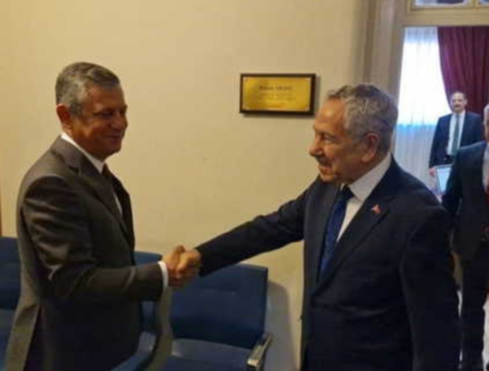 Bülent Arınç, Özgür Özel'le görüşmesinin detaylarını anlattı: Özgür Özel'e yol haritası mı çizdi?