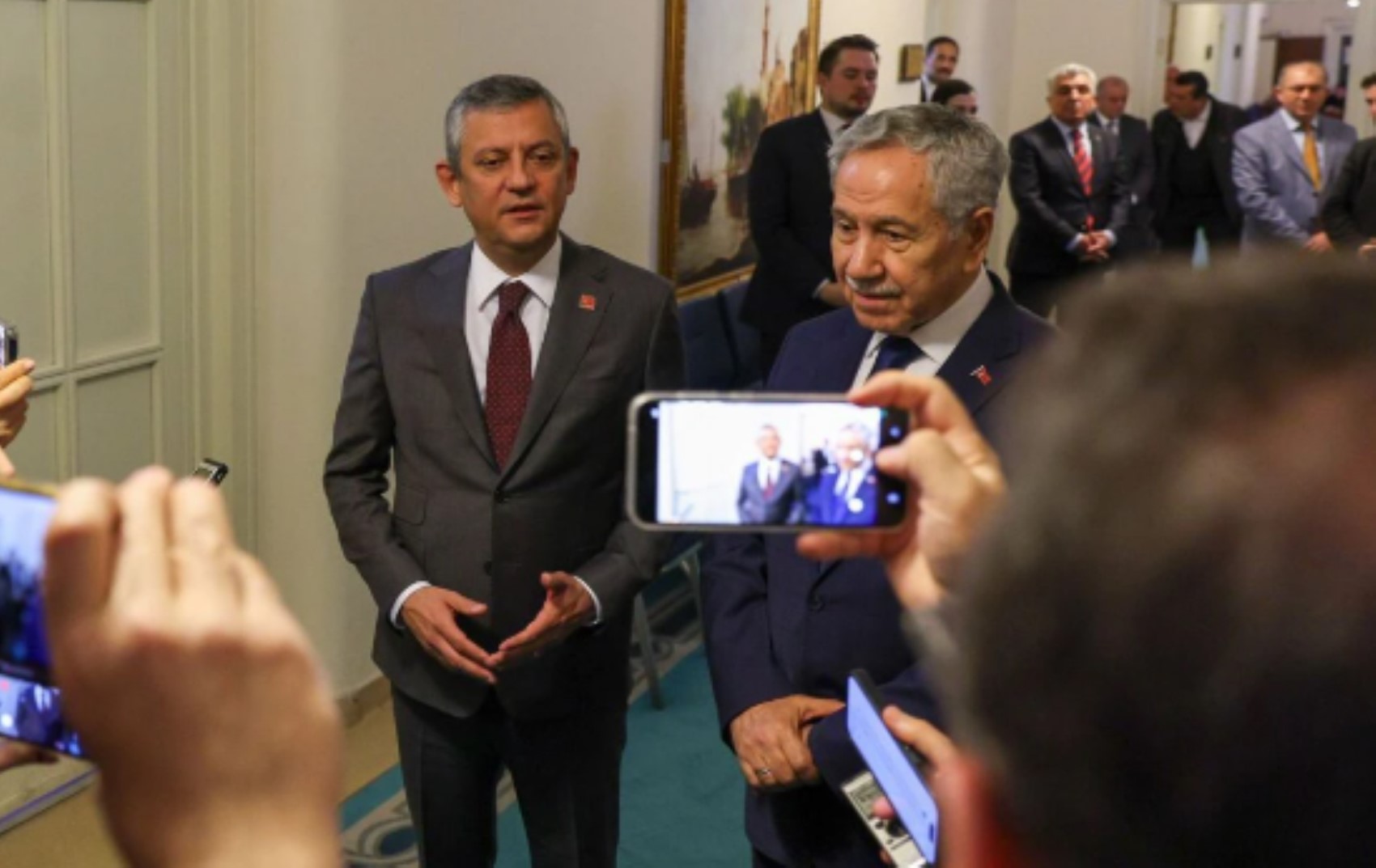 Bülent Arınç, Özgür Özel'le görüşmesinin detaylarını anlattı: Özgür Özel'e yol haritası mı çizdi?