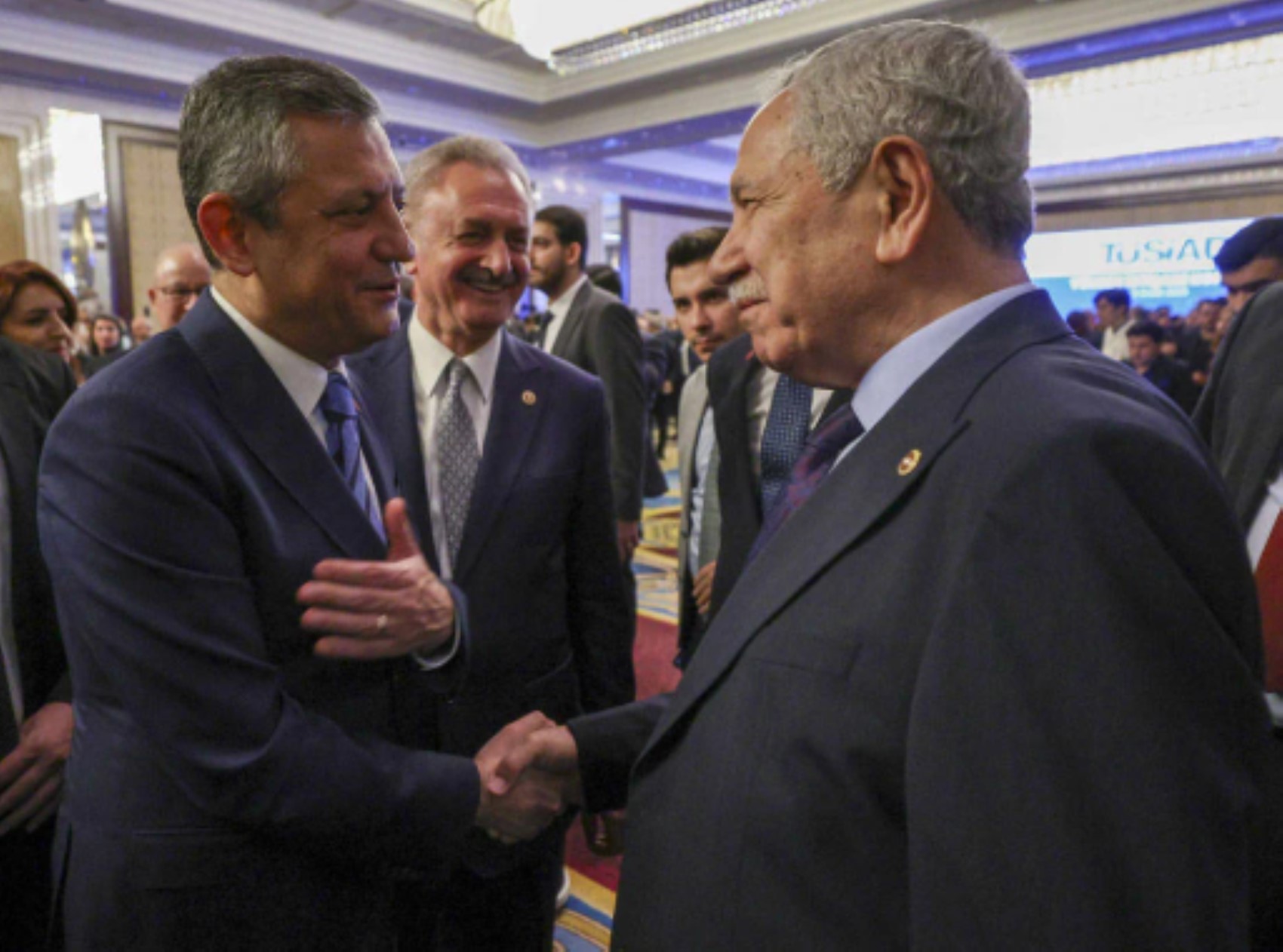 Bülent Arınç, Özgür Özel'le görüşmesinin detaylarını anlattı: Özgür Özel'e yol haritası mı çizdi?