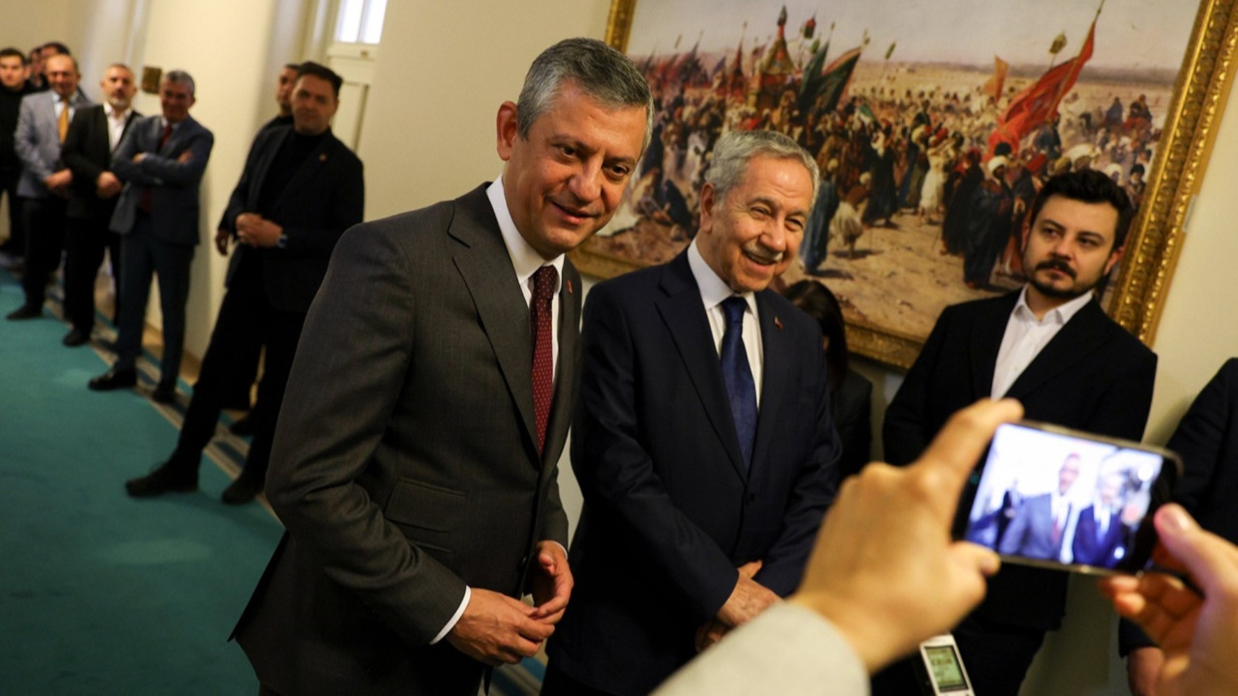 Bülent Arınç, Özgür Özel'le görüşmesinin detaylarını anlattı: Özgür Özel'e yol haritası mı çizdi?